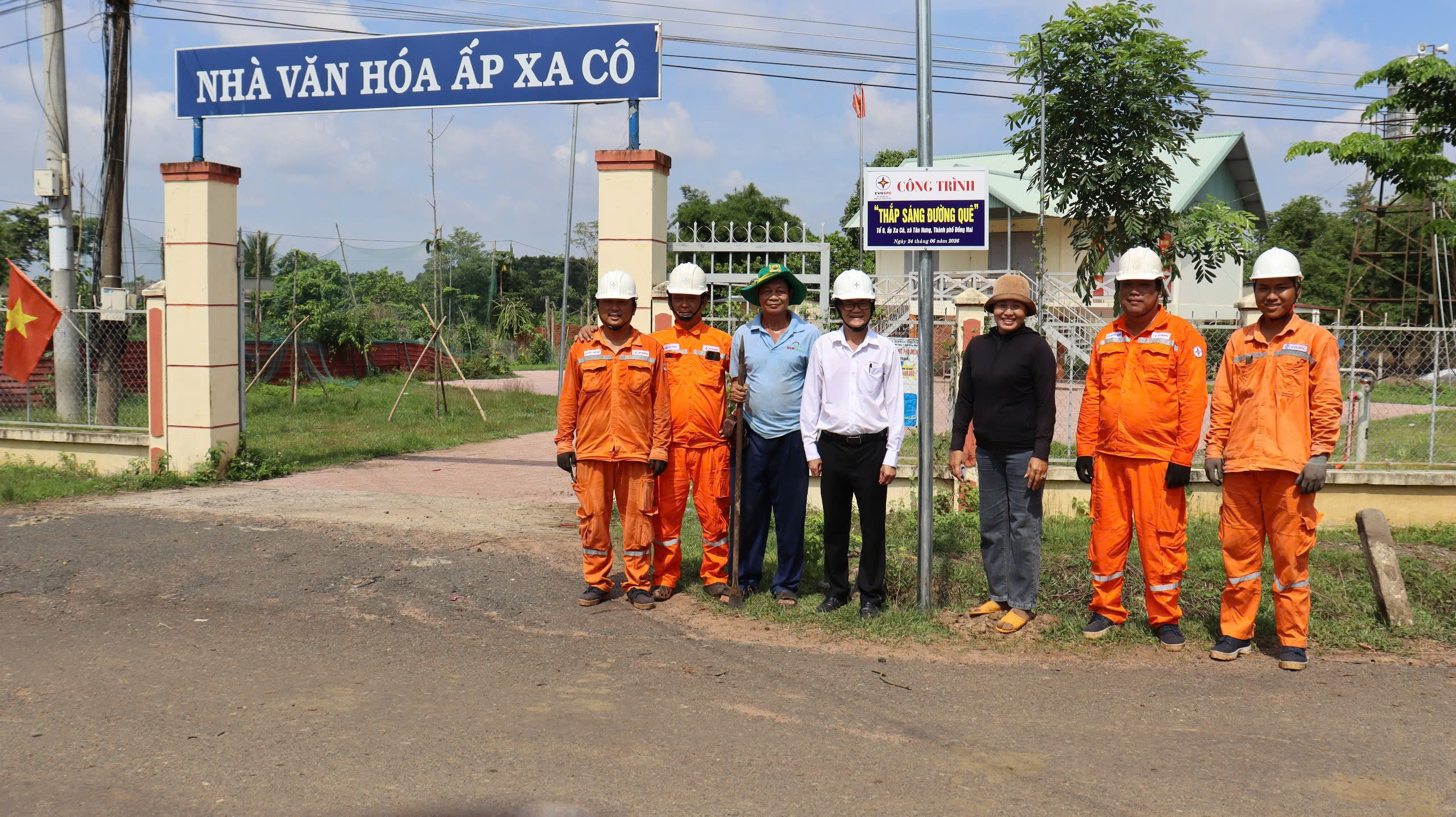 Bàn giao công trình “Thắp sáng đường quê” tại tổ 9, ấp Xa Cô, xã Tân Hưng.