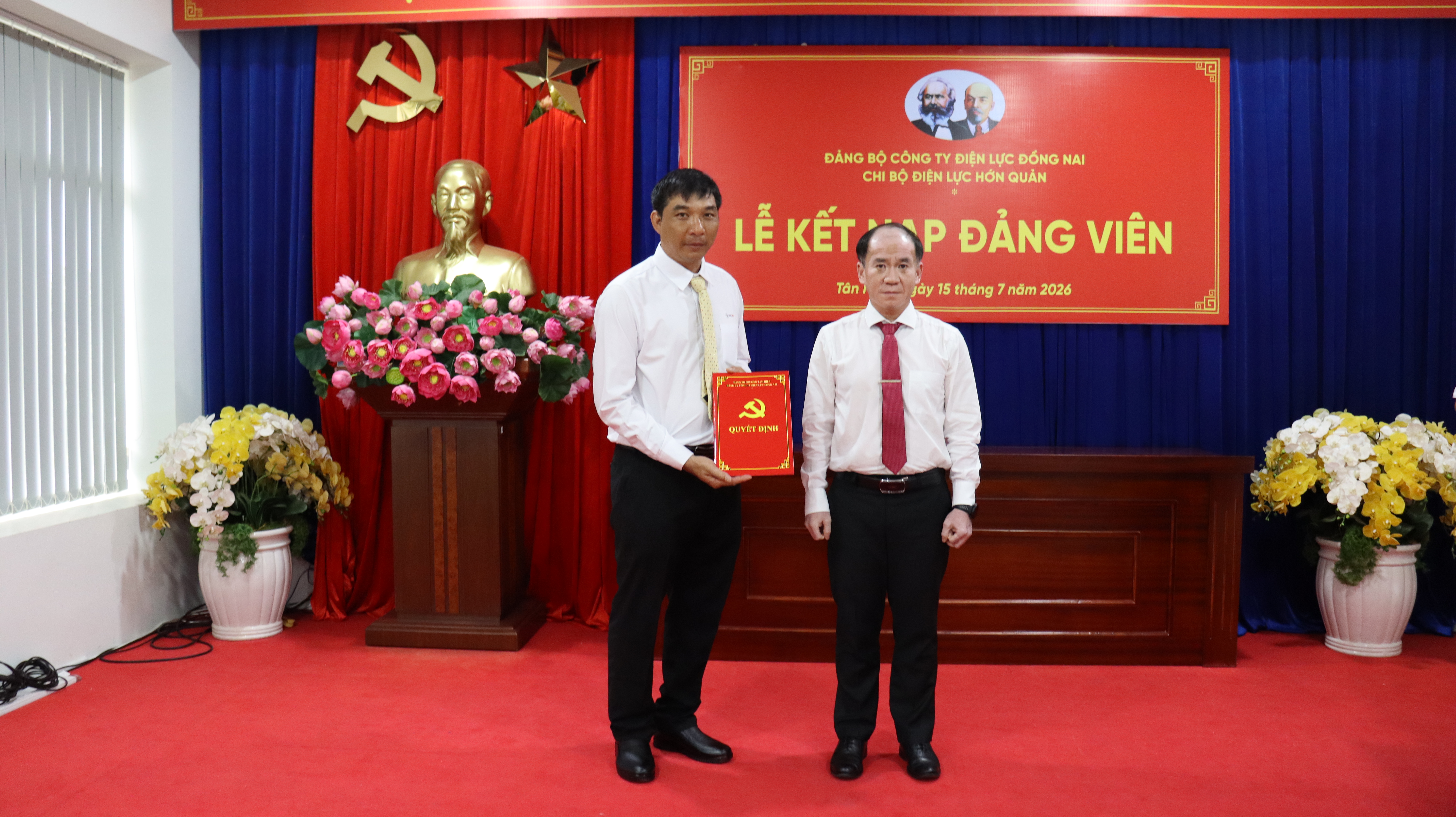 Đồng chí Phạm Thanh Bình Bi Thư Chi bộ Điện lực Hớn Quản trao Quyết định cho đồng chí Tạ Văn Anh Dũng