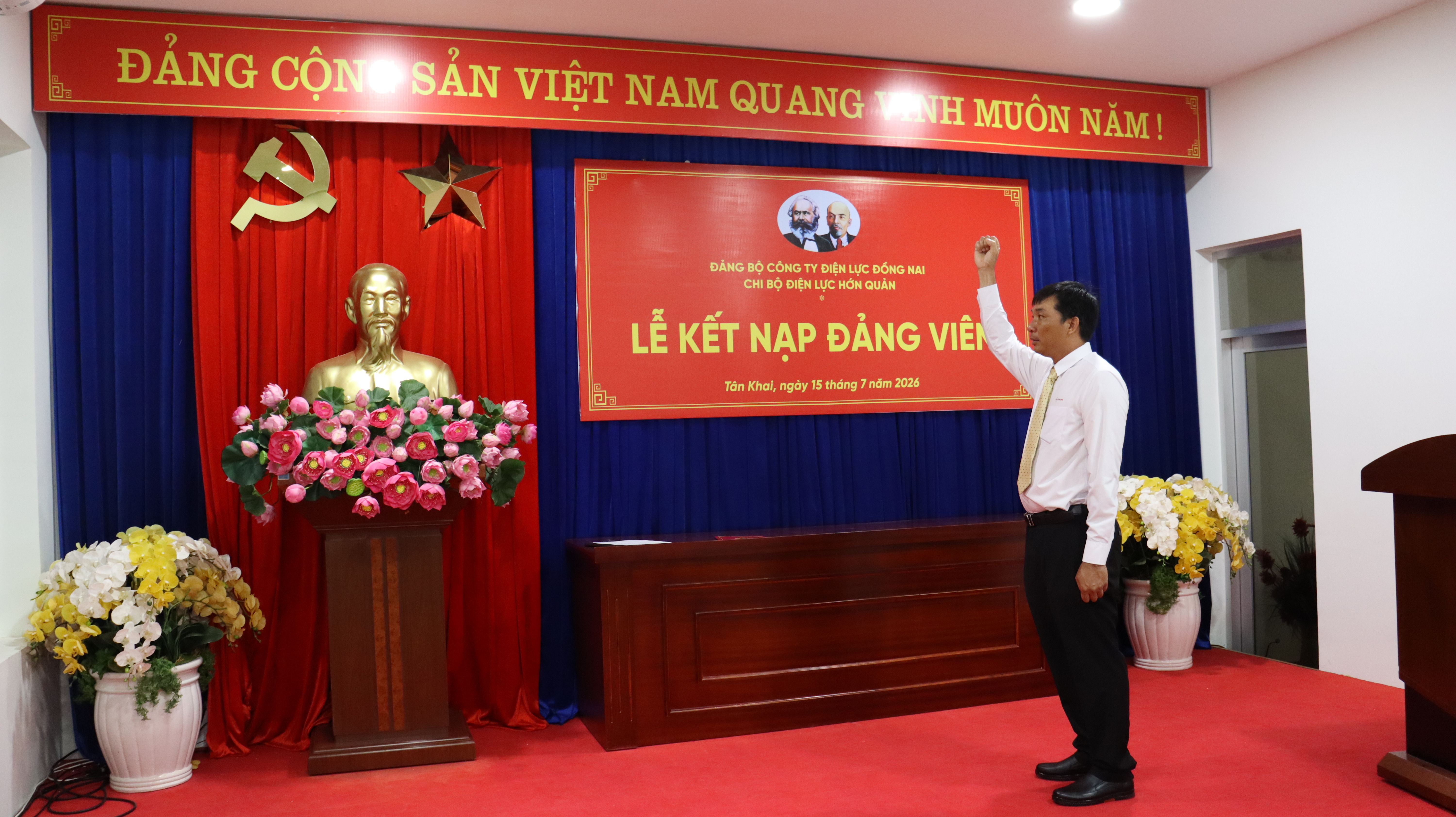 Đồng Chí Tạ Văn Anh Dũng tuyên thệ trước Quốc kỳ và tượng Bác